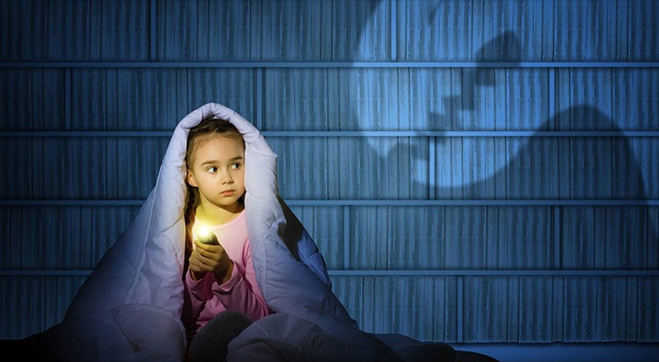 Karanlıktan korkan çocuğa nasıl davranmalı?